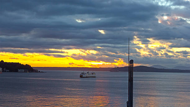 scenic pôr do sol com céu nublado na estação do centro da cidade de seattle. - water tranquil scene puget sound cloudscape imagens e fotografias de stock