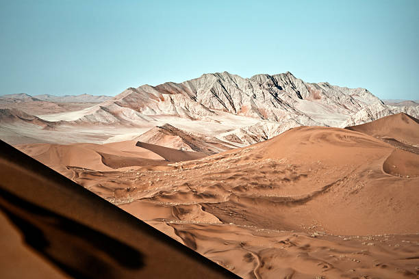 white mountains en namibie. - great sand sea photos et images de collection