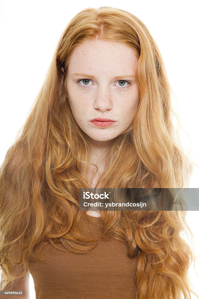 Schönes Mädchen mit langen roten Haaren in Braune shirt. - Lizenzfrei Attraktive Frau Stock-Foto