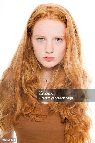 Schönes Mädchen Mit Langen Roten Haaren In Braune Shirt Stockfoto und mehr Bilder von Attraktive Frau