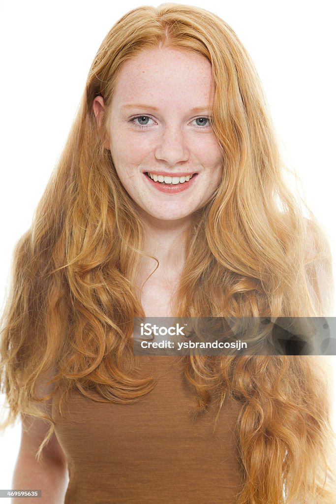 Souriant jolie fille avec de longs cheveux rouge portant chemise marron. - Photo de Adulte libre de droits