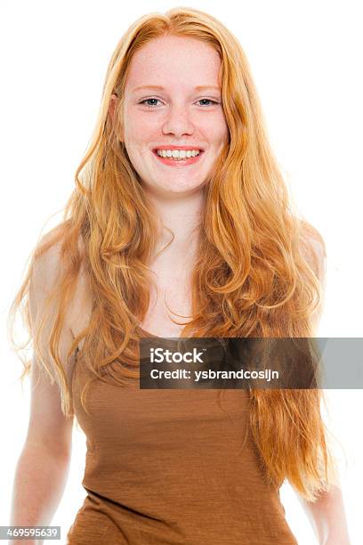 笑顔 Pretty Girl に長い赤い髪ブラウンのシャツを着ています - 1人のストックフォトや画像を多数ご用意 - 1人, まっすぐ, クローズアップ