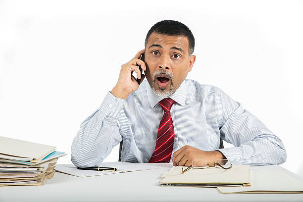 成��熟したビジネスマンは驚き、ショックを受ける電話のメッセージ - telephone hysteria business men ストックフォトと画像