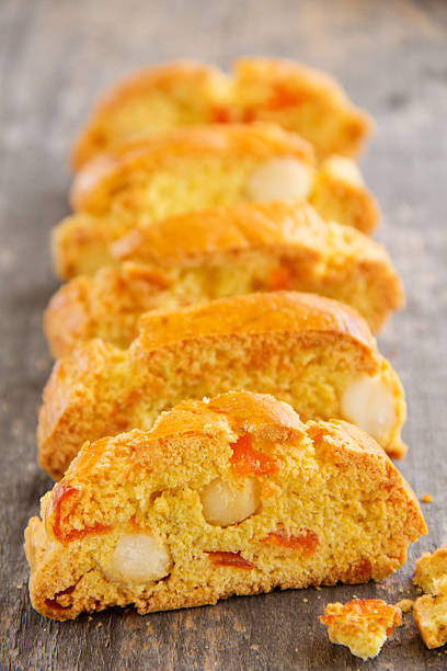 cantucci profumati con arancione e noci di macadamia. - biscotti italian culture macadamia nut pastry foto e immagini stock