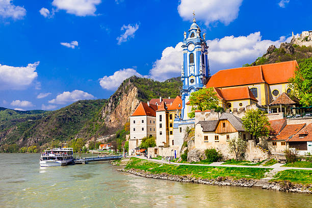 dürnstein cerca de viena, austria. - danube valley danube river vineyard austria fotografías e imágenes de stock