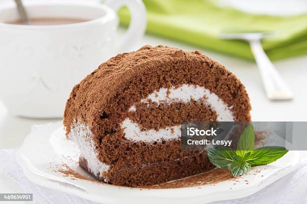 チョコレートロールクリームを使用します - ロールケーキのストックフォトや画像を多数ご用意 - ロールケーキ, チョコレート, クルクルと巻いた