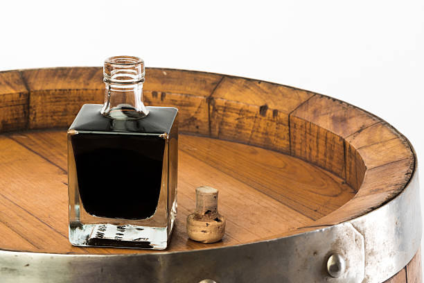 vinagre de garrafa - balsamic vinegar vinegar bottle container - fotografias e filmes do acervo