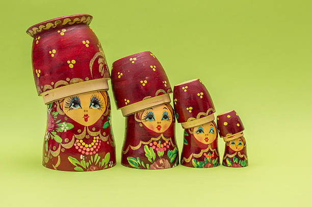 rojo con espacio para la computadora muñecas madera rusa - babushka russian nesting doll doll green fotografías e imágenes de stock