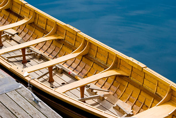barco de madera - rowboat dinghy nautical vessel nautical equipment fotografías e imágenes de stock
