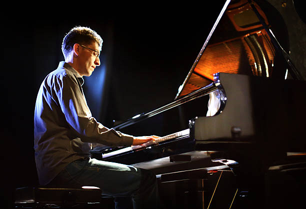 maschio giocatore di pianoforte in un concerto. - piano men pianist musician foto e immagini stock