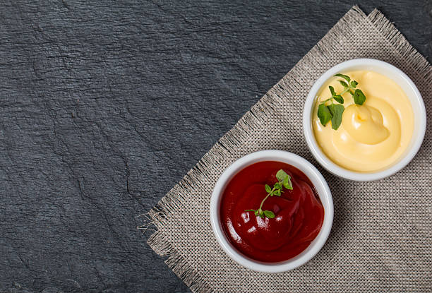 ketchup y mayonesa-twokinds de salsas - mustard plant fotografías e imágenes de stock