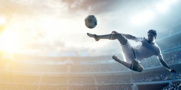 ballon de football joueur frappe au stade - soccer player men flying kicking photos et images de collection