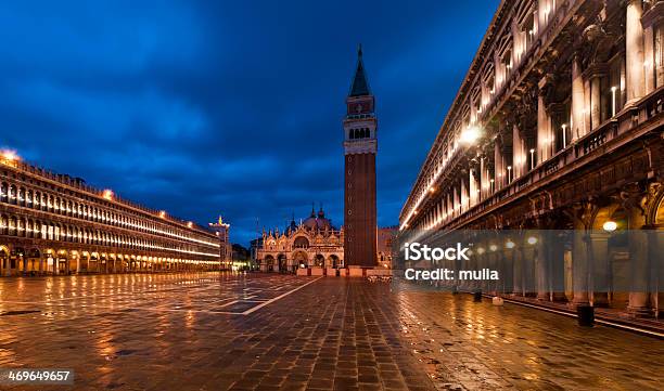 Piazza San Marco En Noche De Invierno Foto de stock y más banco de imágenes de Acera - Acera, Aire libre, Arcada