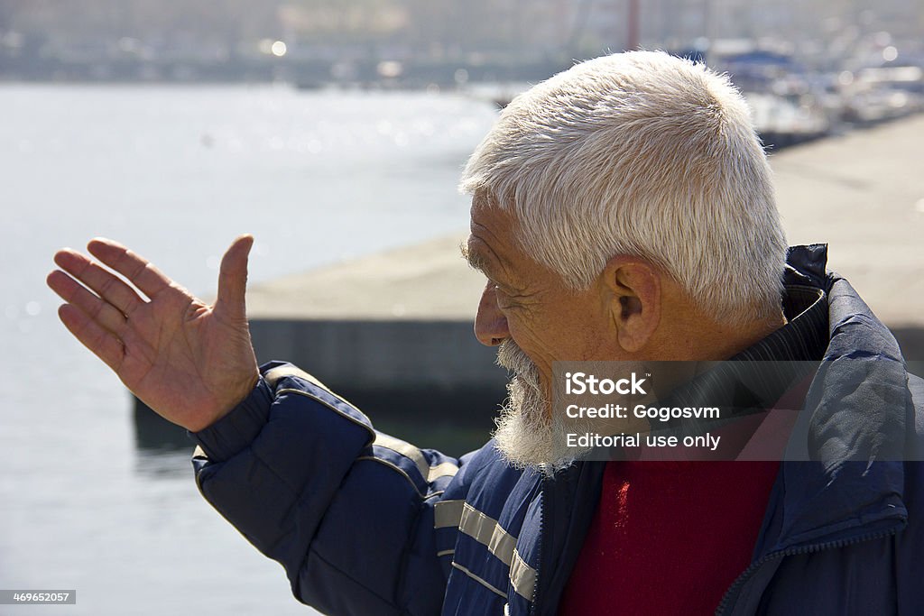 Homem indicar o mar - Foto de stock de 70 anos royalty-free