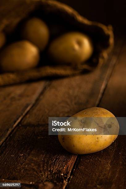 Batatas - Fotografias de stock e mais imagens de Alimento Básico - Alimento Básico, Amarelo, Batata Crua