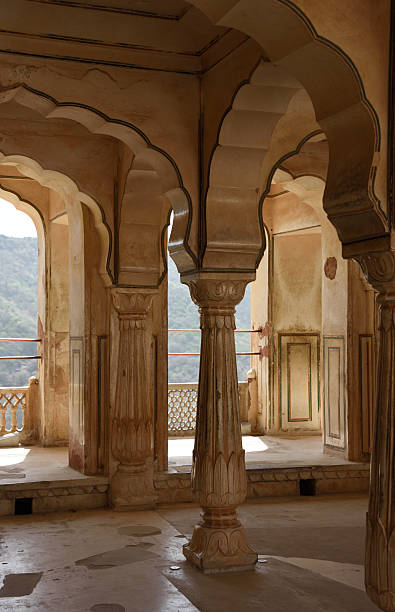 колоннада на янтарный форт и дворец индия - jaipur amber fort column amber palace стоковые фото и изображения