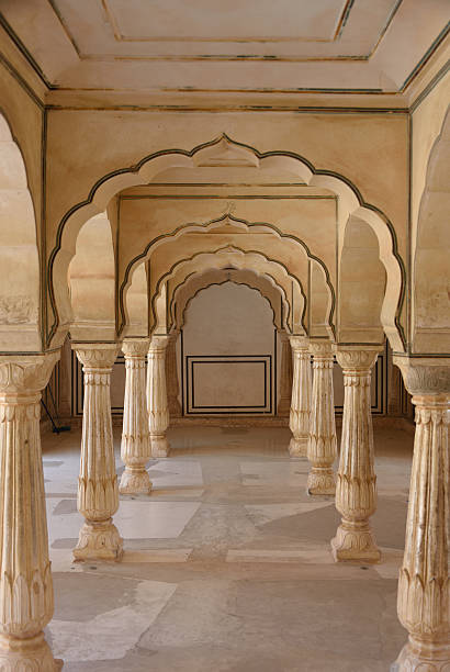 колоннада на янтарный форт и дворец индия - jaipur amber fort column amber palace стоковые фото и изображения