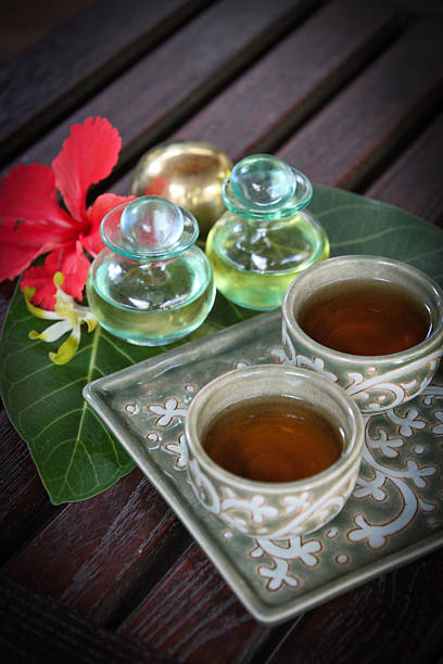 chá e spa com flor de óleos - merchandise luxury still life spa treatment imagens e fotografias de stock