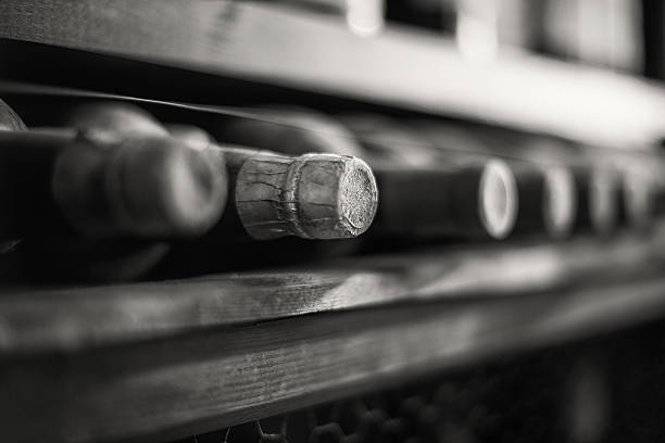 ワインボトルのスタックド木製の棚。ブラックとホワイトの写真です。 - wine wine rack winery black ストックフォトと画像