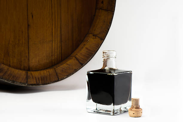 vinagre de botella - vinegar balsamic vinegar modena italy fotografías e imágenes de stock