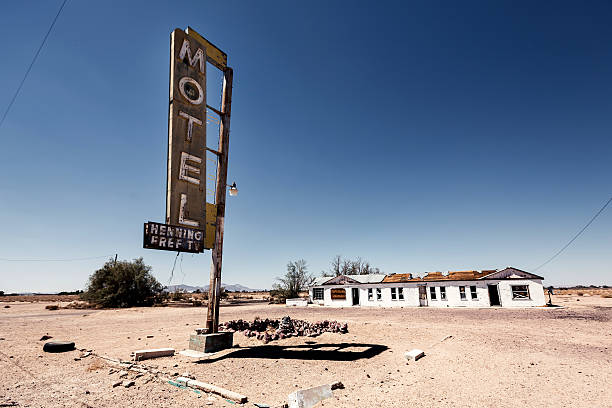 placa do hotel ruína ao longo da histórica route 66 - california highway 1 - fotografias e filmes do acervo