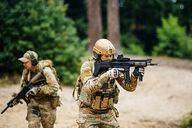 soldados equipe com armas ver território - sniper rifle army soldier aiming - fotografias e filmes do acervo