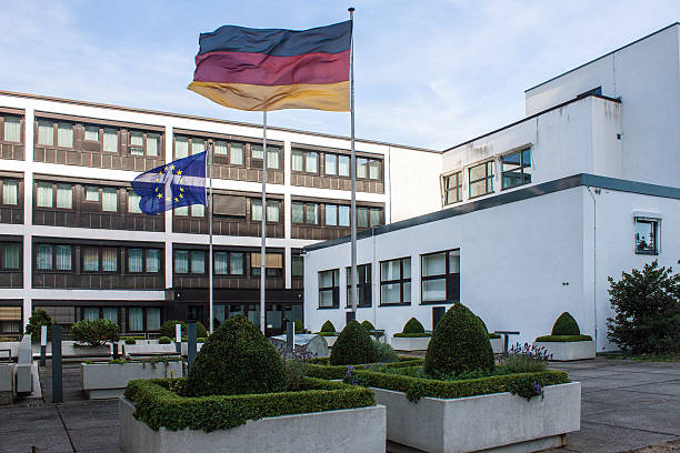 бывший правительственного здания в бонне - nordrhein westfalen flag стоковые фото и изображения