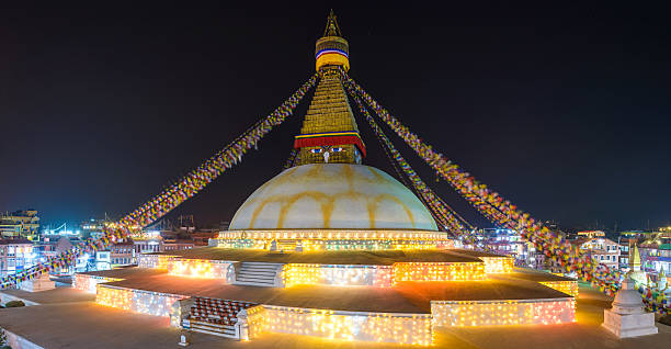 bouddhanath stupa de katmandou illuminé pour losar - bodnath stupa kathmandu stupa flag photos et images de collection