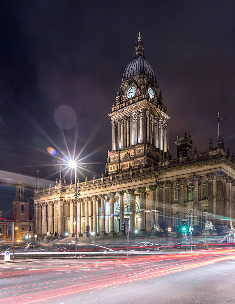 town hall em leeds, west yorkshire, reino unido (foto noturna) - leeds england leeds town hall yorkshire uk - fotografias e filmes do acervo