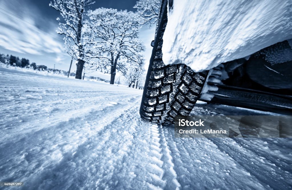 Auto Reifen auf winter road - Lizenzfrei Winter Stock-Foto