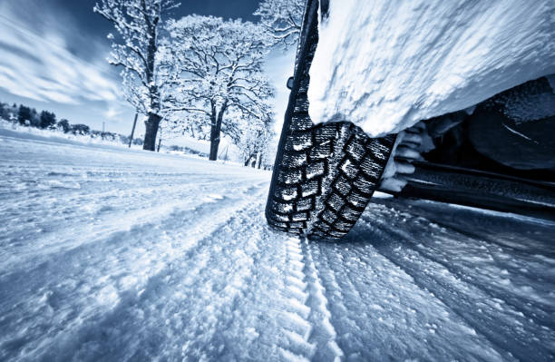 tires coche en invierno carretera - snow car winter road fotografías e imágenes de stock