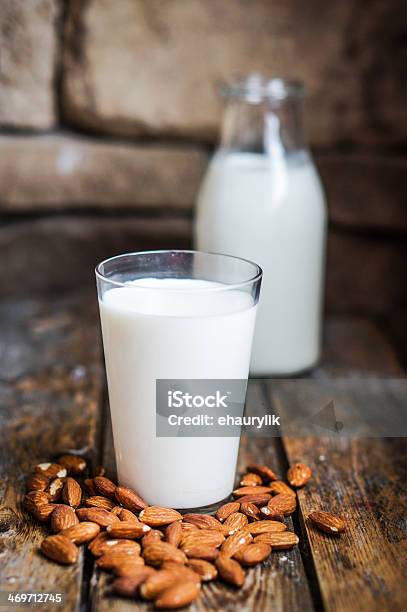 Amêndoa Leite Na Mesa De Madeira Rústico - Fotografias de stock e mais imagens de Alimentação Saudável - Alimentação Saudável, Arranjar, Bebida