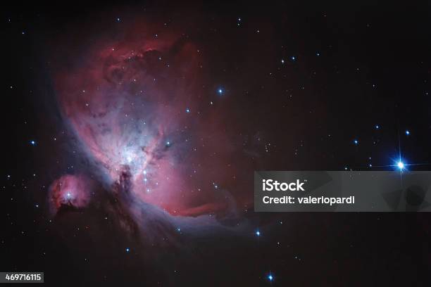 Rosso Nebulosa Di Orion Constellation - Fotografie stock e altre immagini di Affollato - Affollato, Alieno, Astrofotografia