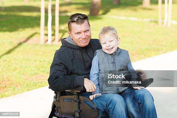 Padre Con Hijo Jugar Al Aire Libre En El Parque Foto de stock y más banco de imágenes de Silla de ruedas - Silla de ruedas, Padre, Niño
