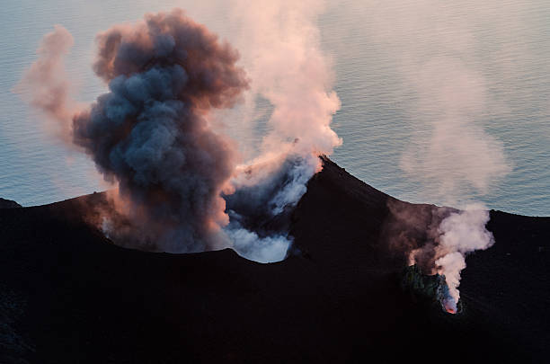 fumantes vulcão em erupção em ilha stromboli, sicília - disaster natural disaster earthquake fire - fotografias e filmes do acervo