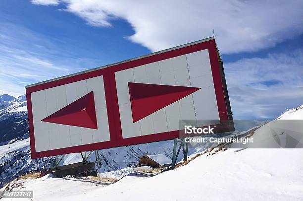 Vermelho Sinal De Navegação Nos Alpes - Fotografias de stock e mais imagens de Alpes Europeus - Alpes Europeus, Congelado, Corda