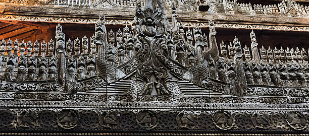 monasterio de madera antigua, kyat birmano - shwenandaw fotografías e imágenes de stock