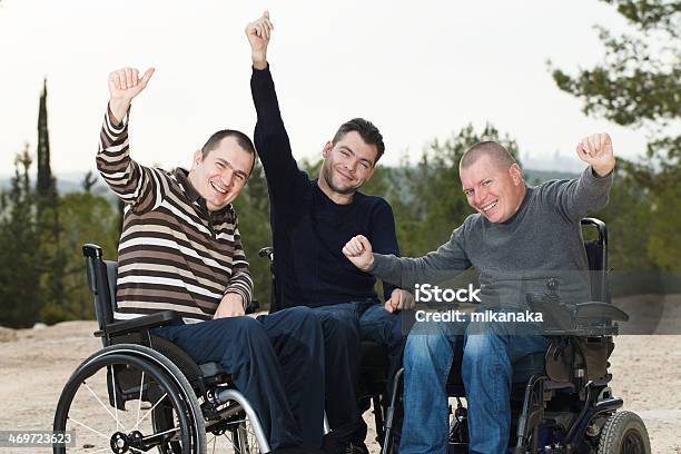 Amigos Para Personas Con Discapacidades Foto de stock y más banco de imágenes de Grupo de personas - Grupo de personas, Personal de enfermería, Adulto