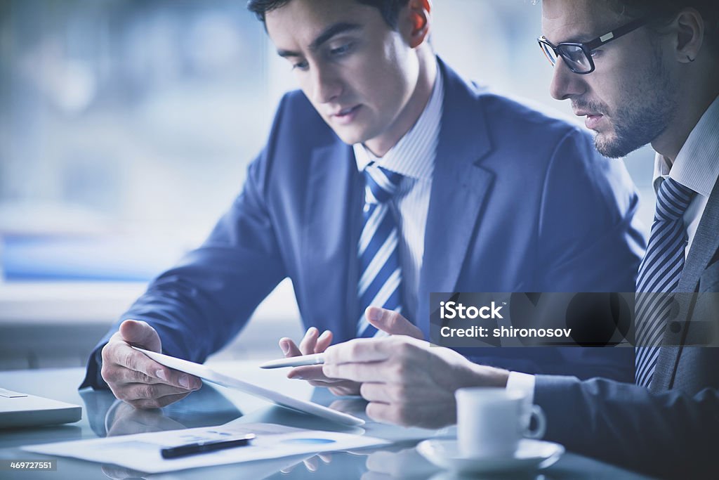 Zwei Geschäftsleute, die auf einem tablet - Lizenzfrei Ausrüstung und Geräte Stock-Foto