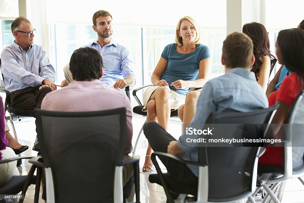 Oficina personal multicultural de estar con forma de reuniones - Foto de stock de Círculo libre de derechos