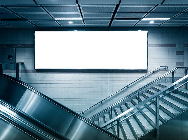 mock up horizontal affiche panneau commercial de la station de métro - mocked photos et images de collection