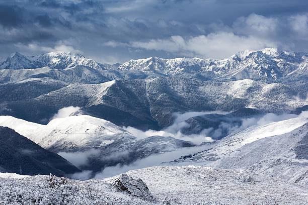 montanha de neve paisagem - huanglong - fotografias e filmes do acervo