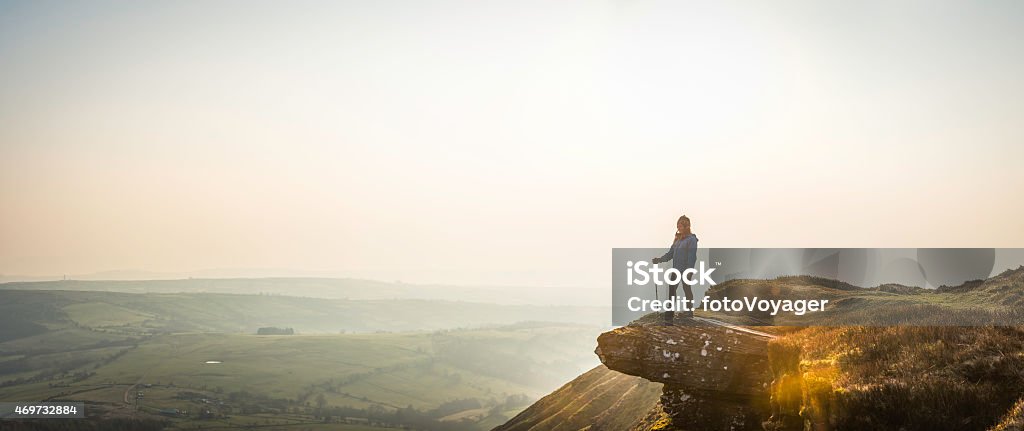 Joven deportiva contemplar el amanecer panorama misty mountain valley - Foto de stock de Valle libre de derechos