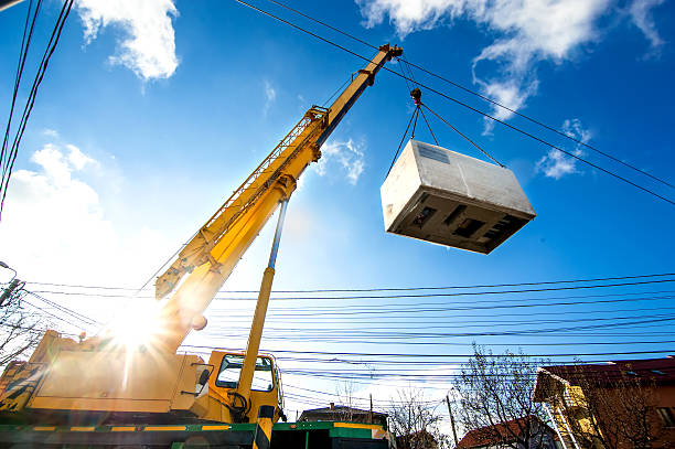 grue mobile opérer par soulever et déplacer electric générateur d'énergie - crane photos et images de collection