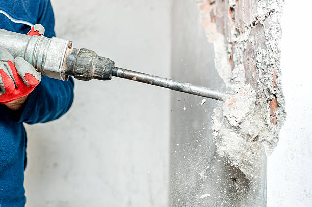 hombre con una taladradora neumática para analizar en pared - derribado fotografías e imágenes de stock