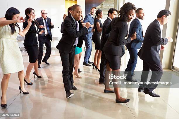 ビジネスマンおよび Businesswomen ダンスオフィスのロビーで - ダンスのストックフォトや画像を多数ご用意 - ダンス, 人々の集まり, オフィス