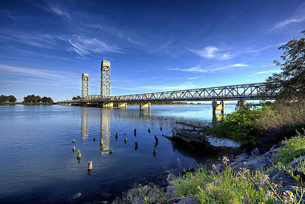 podnieść most w delta w słoneczny dzień - vertical lift bridge zdjęcia i obrazy z banku zdjęć