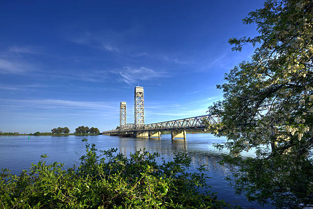 Levante Ponte no Delta num dia soalheiro - fotografia de stock