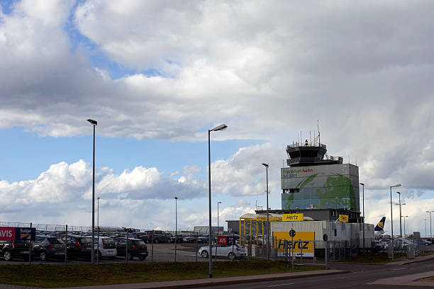 aeroporto de frankfurt-hahn no hunsrck - the hertz corporation - fotografias e filmes do acervo