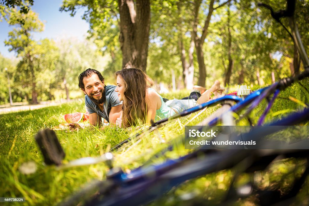 Glückliches Paar mit einem Picknick mit ihren bikes in den Vordergrund - Lizenzfrei Picknick Stock-Foto